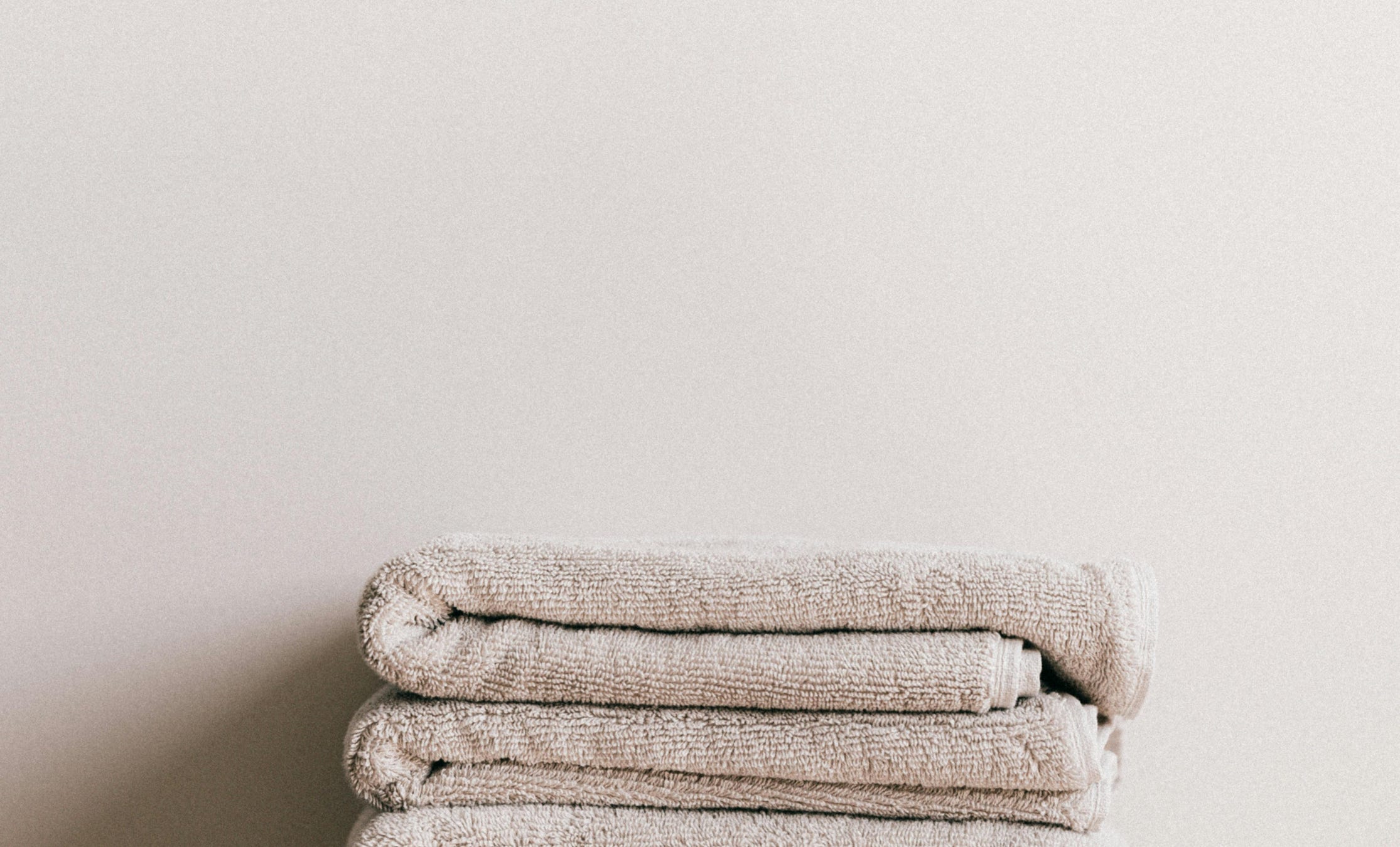 Gratis stockfoto met comfort, grijze bank, houten vloer