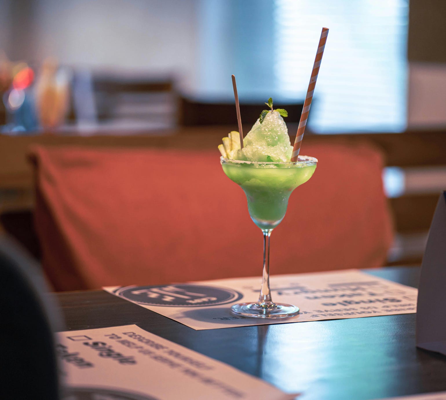 Barman Versierde Gele Cocktail Martini Cocktail Drankje