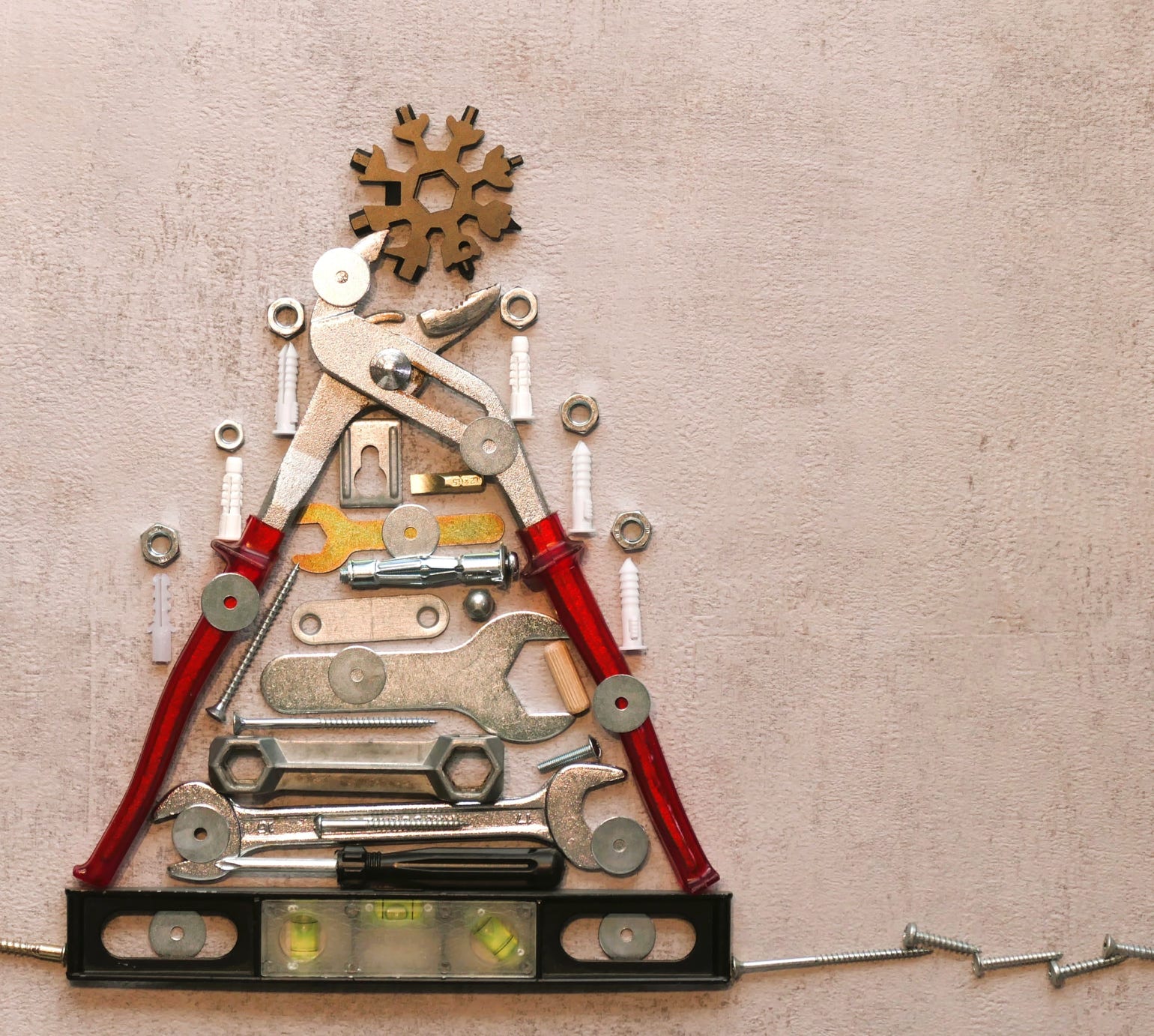 Gelukkig Etnische Vrouw Zittend Aan Tafel Met Laptop